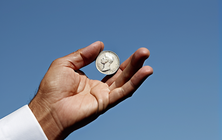 마술 입문자용 도구 - Card Magic**

A magician's hands expertly performing a card flourish with a Bicycle Rider Back deck....